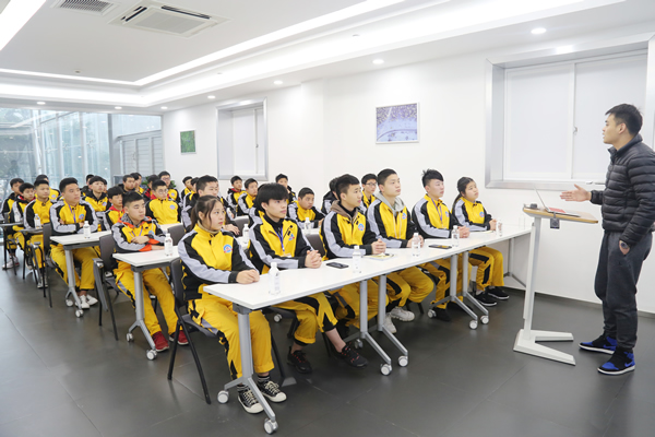 四川万通学子赴企业参观学习