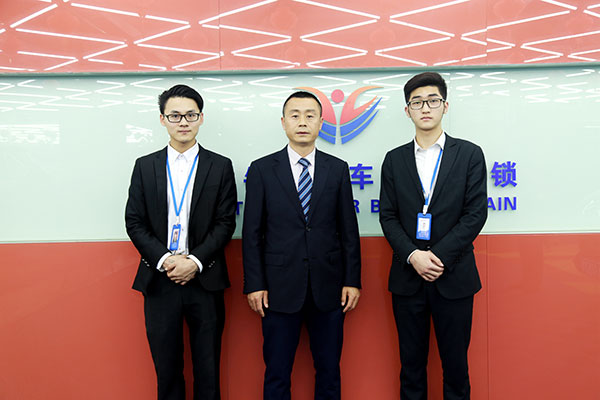 创就业指导中心周主任与就业学子合影