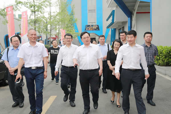  成都市委组织部副部长、成都市人力资源和社会保障局局长苏鹏参观我校（前中）