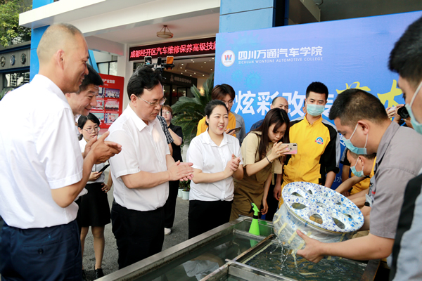 新技术水转印展示引得领导们及现场记者啧啧称叹