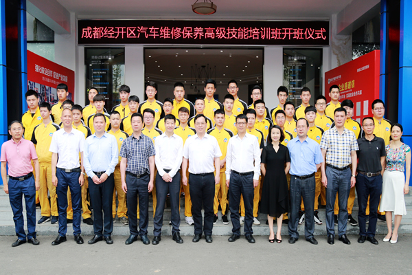 各级政府领导与万通学子合影留念
