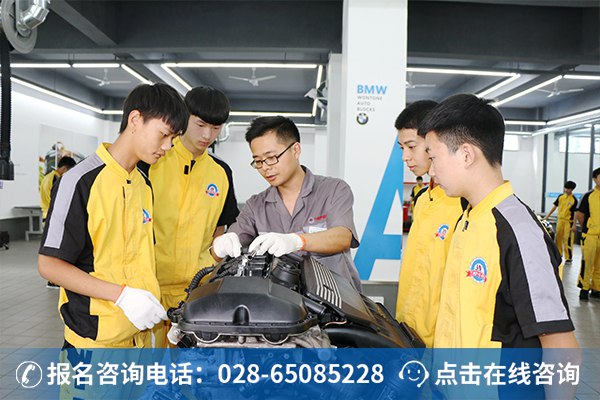 万通学子正在上实操训练课