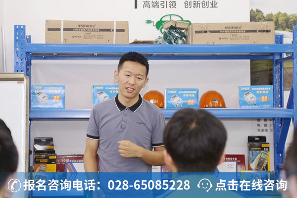 谭德学长正在给学弟们分享学习和工作经验
