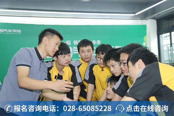 谭德学长正在为学弟们答疑解惑