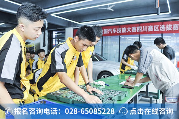 蒙尹正在帮同学讲解工具分类