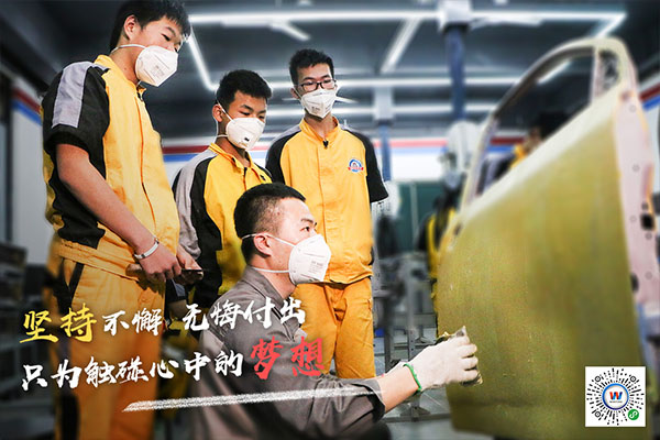 万通学子正在认真听老师现场讲课