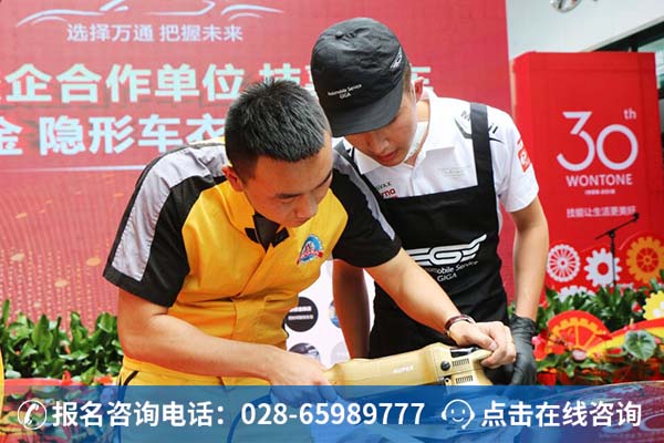 万通学子正在参加汽车美容比赛