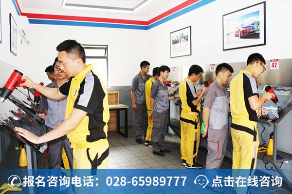 万通学子正在上美容实训课，教师一对一教学（2）