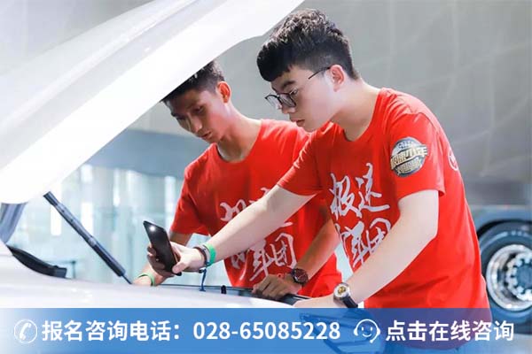 左一为成都万通蒙尹