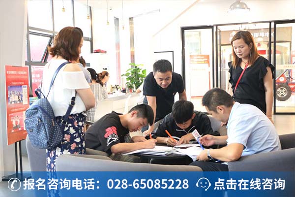 学生正在填写志愿