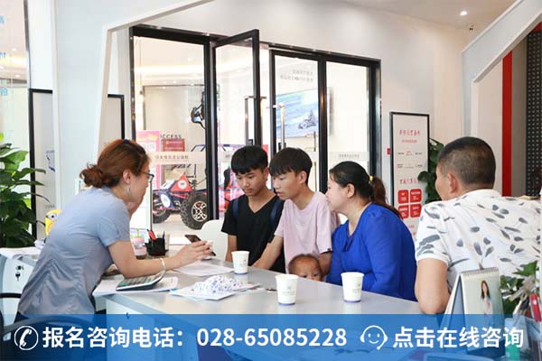 咨询师正在认真给家长和学生讲解志愿填报
