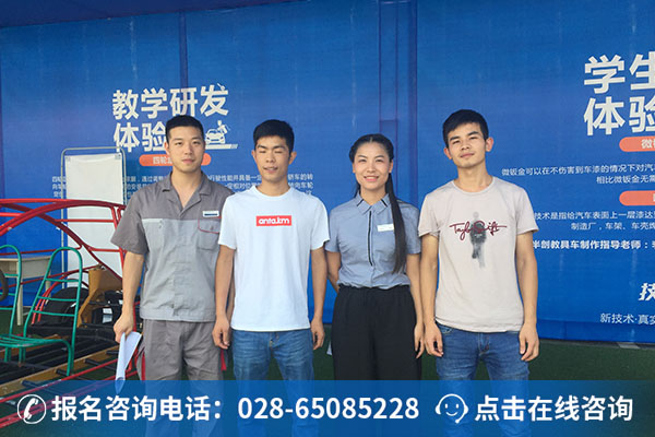 热烈欢迎退伍军人张新海加入成都万通大家庭。（备注：左边第二位是张新海）