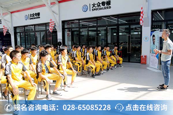 学弟学妹仔细聆听学长的分享课