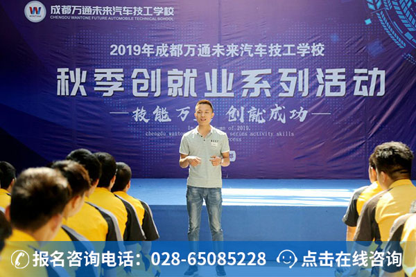 邹学长正在给学弟学妹分享自己的工作经验（2）