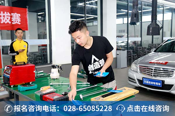 杜国滔正在参加万通极速少年第三季比赛。