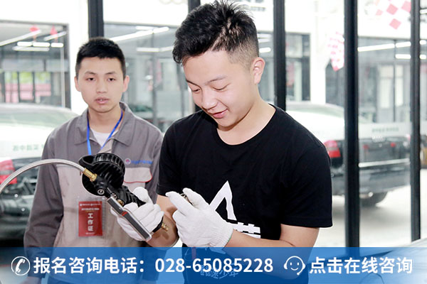 杜国滔正在参加万通极速少年第三季比赛2。