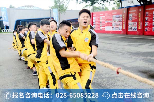 万通学子正在进行拔河比赛