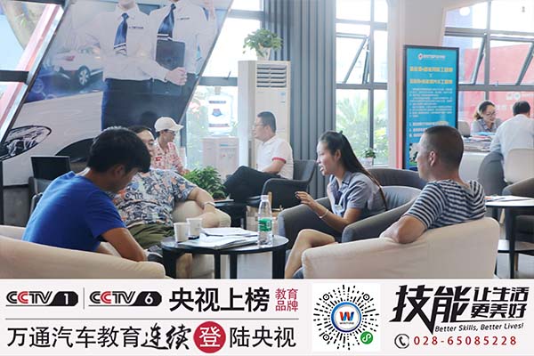 报名的学子络绎不绝