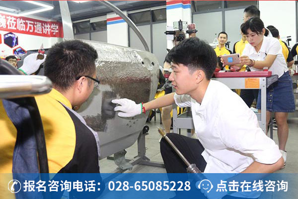 杨山巍正在指导学子实操训练