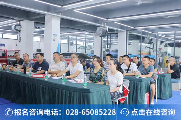 奉节县教师正在认真听范老师讲解新能源相关知识