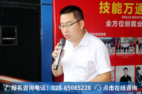 教务处李主任上台致辞
