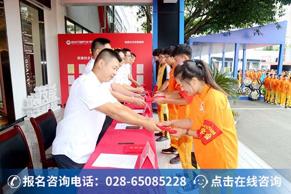学院领导正在为优秀学子颁奖