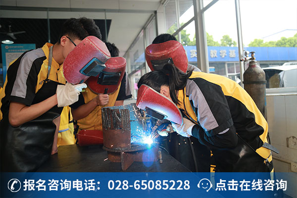 万通学子正在上焊接实训课 (2)