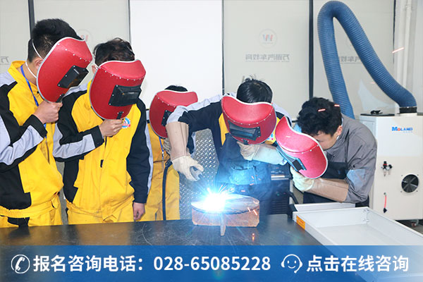 万通学子正在上焊接实训课 (3)
