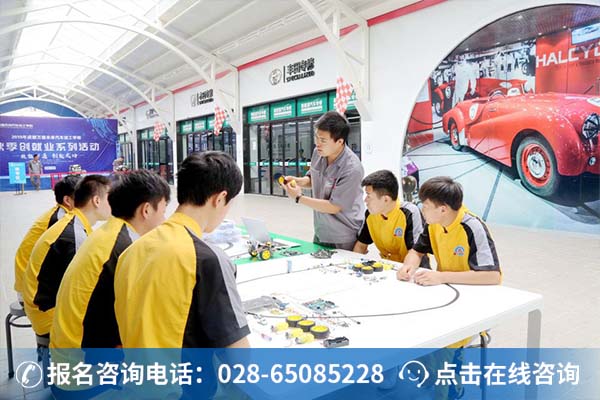 万通老师正在组织学生体验智能小车兴趣课