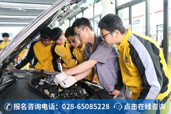 万通老师正在带学生上汽修实训课 (1)