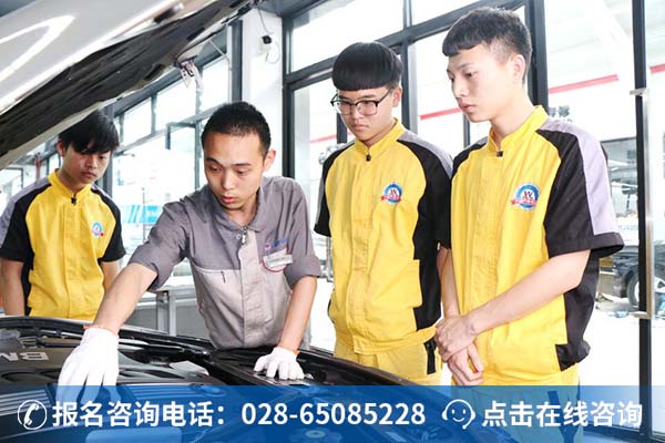 万通老师正在带学生上汽修实训课 (2)