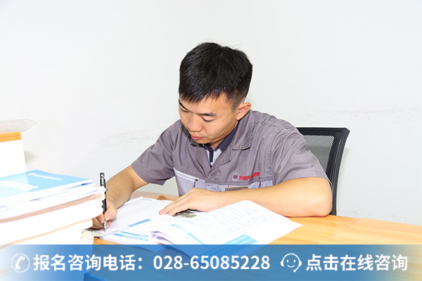 赵老师正在备课