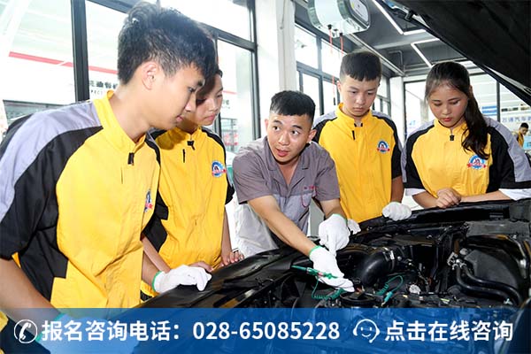 赵老师正在给万通学子上实训课 (1)