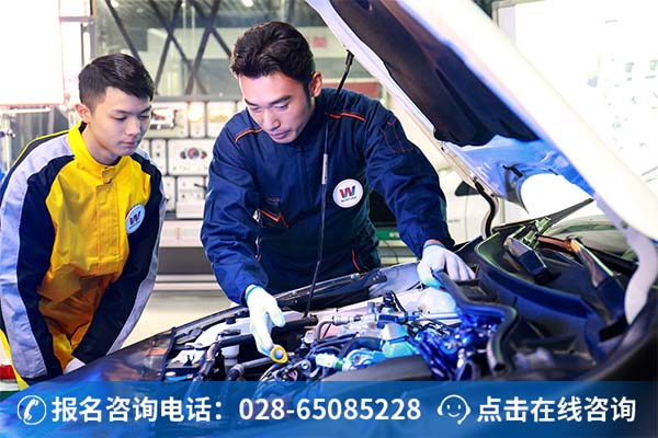 万通学子正在上二手车评估的实训课