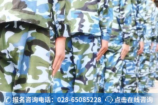 参加新生开营仪式的各位领导合影