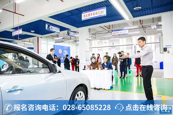 参赛教师正在进行技能比赛