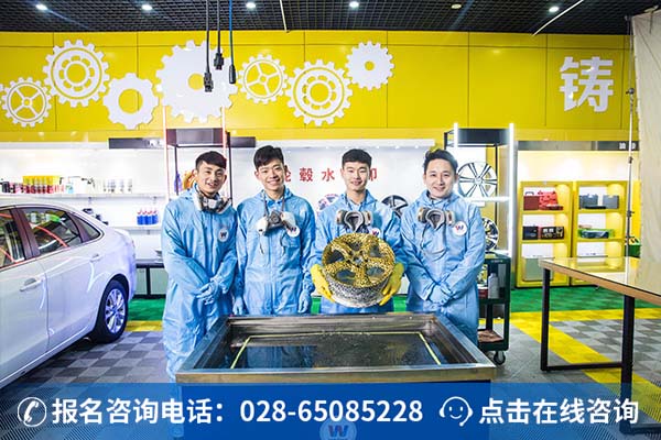 万通学子正在学习“轮毂转印”技术