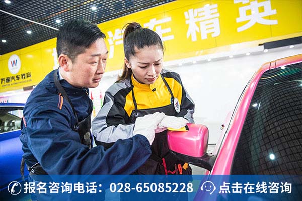 万通学子正在上汽车改装实训课(1)