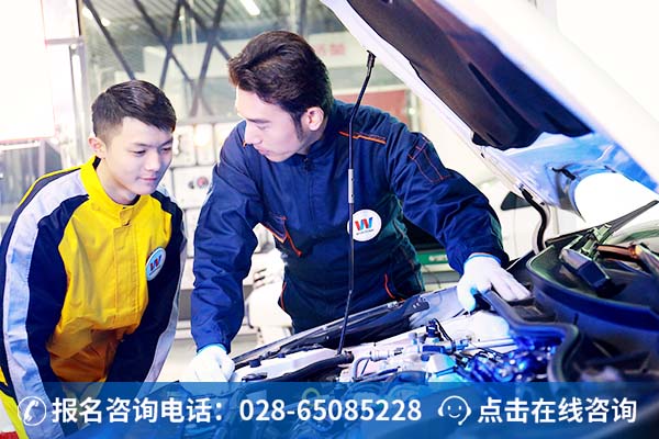 成都万通学子正在上汽修实训课 