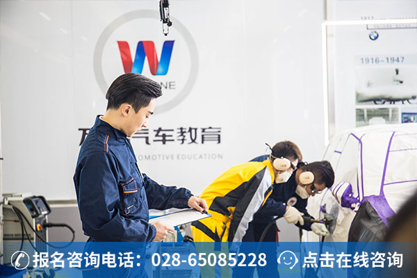 万通学子正在上汽车钣金喷漆实训课 (1)