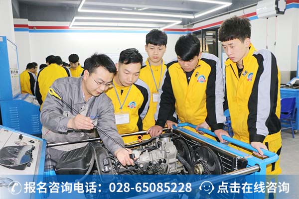 万通学子正在上汽修实训课 (1)