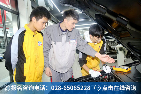 万通学子正在上汽修实训课 (2)