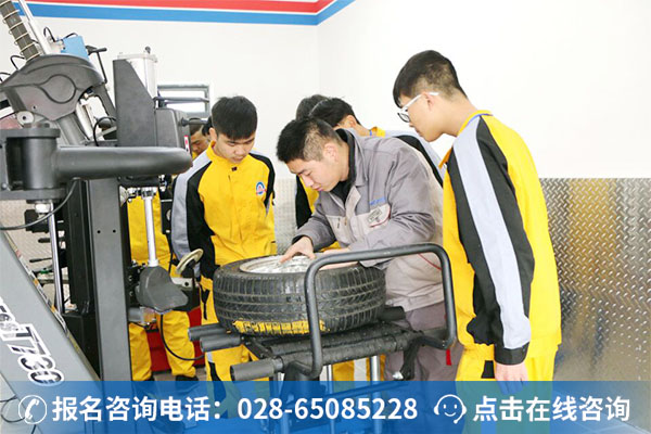 万通学子正在上汽修实训课 (3)