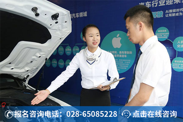 万通学子王心玉正在上汽车商务-情景演练课