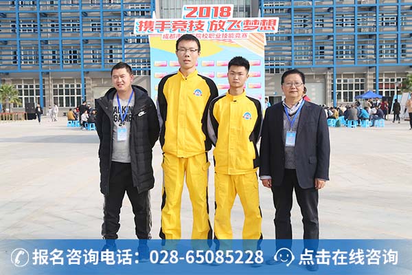 白红（右二）和技能比赛参赛评委、同学合影