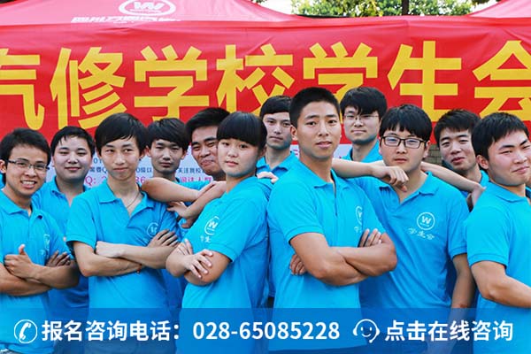 学生时期的刘源（中间）