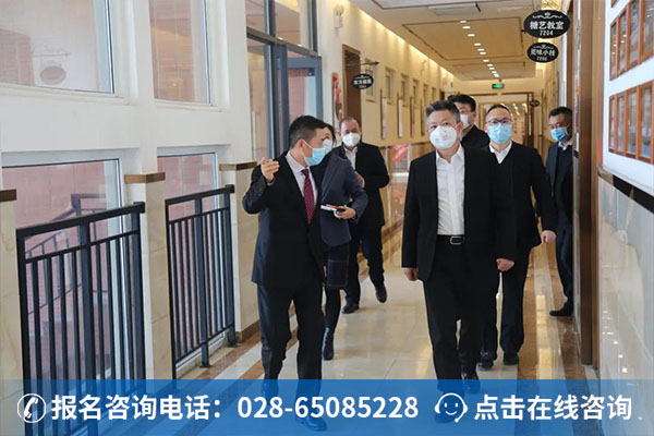集团各级领导在了解各院校值班期情况 (1)