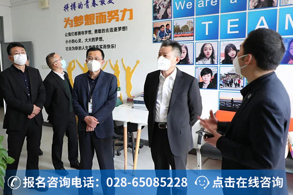 集团各级领导在了解各院校值班期情况