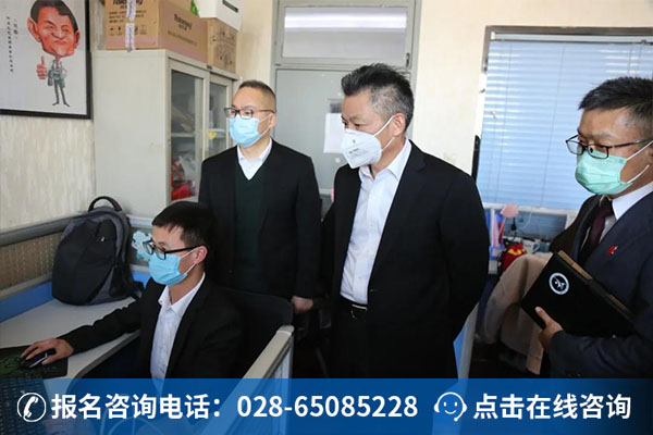 集团各级领导在了解各院校值班期情况