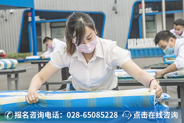 老师们正在参加叠军被比赛